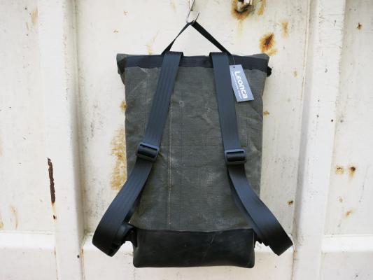 Upcycling Rolltop Rucksack aus Armeezelt Leinen in blaugrau , Traktorschlauch und Autogurten, innen aus  LKW-Plane in 3 Größen